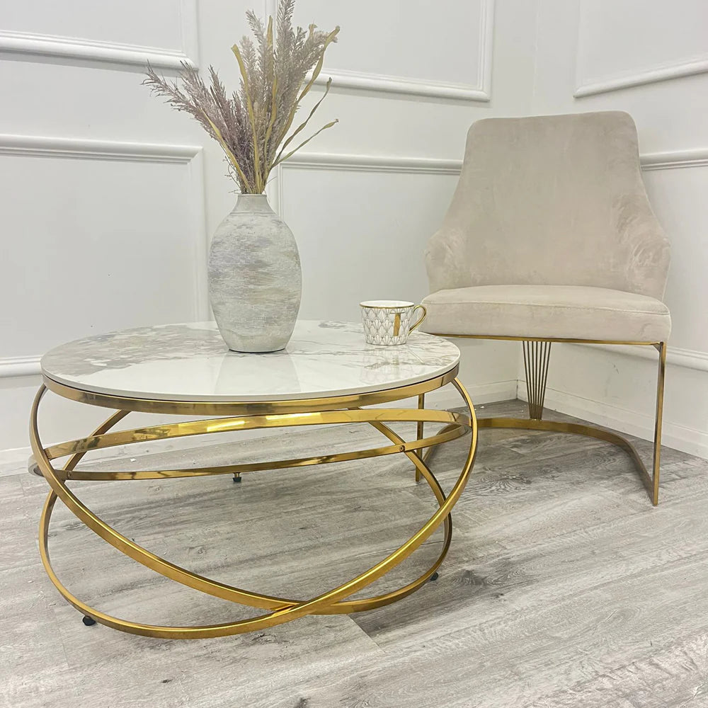 Luxury velvet dining chair with curved seat and gold frame