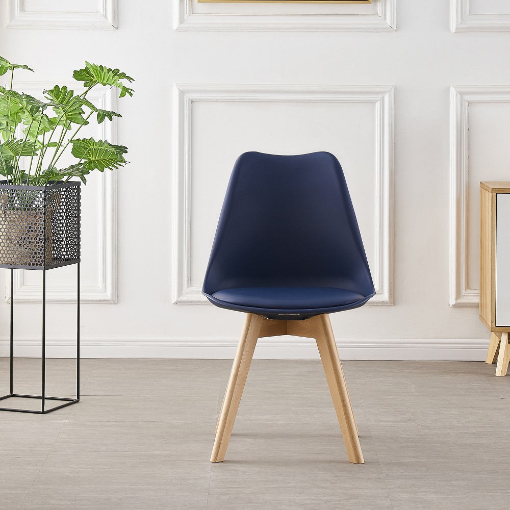 Black Halo Dining Table & Set of 4 Jamie Lorenzo Tulip chairs with Padded Seat