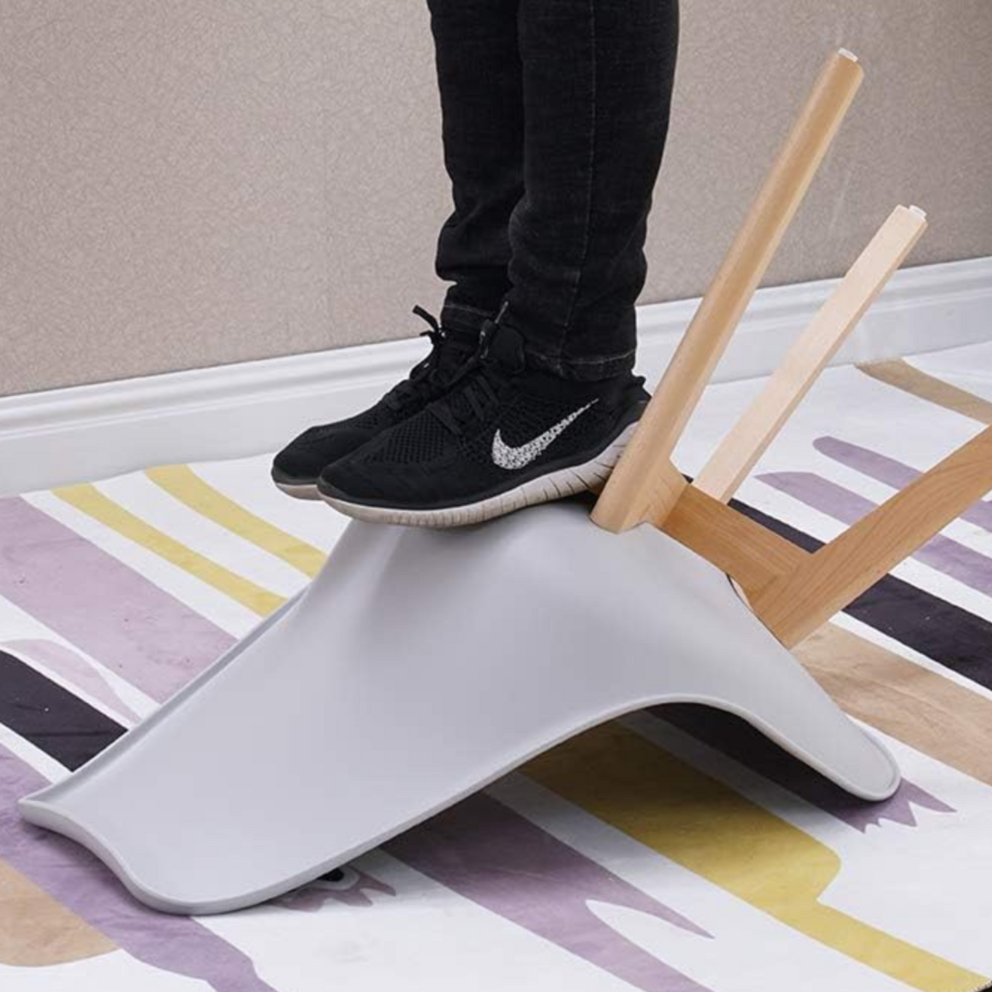 White Halo Dining Table & Set of 4 Lorenzo Jamie Tulip Dining Chairs with Padded Seat